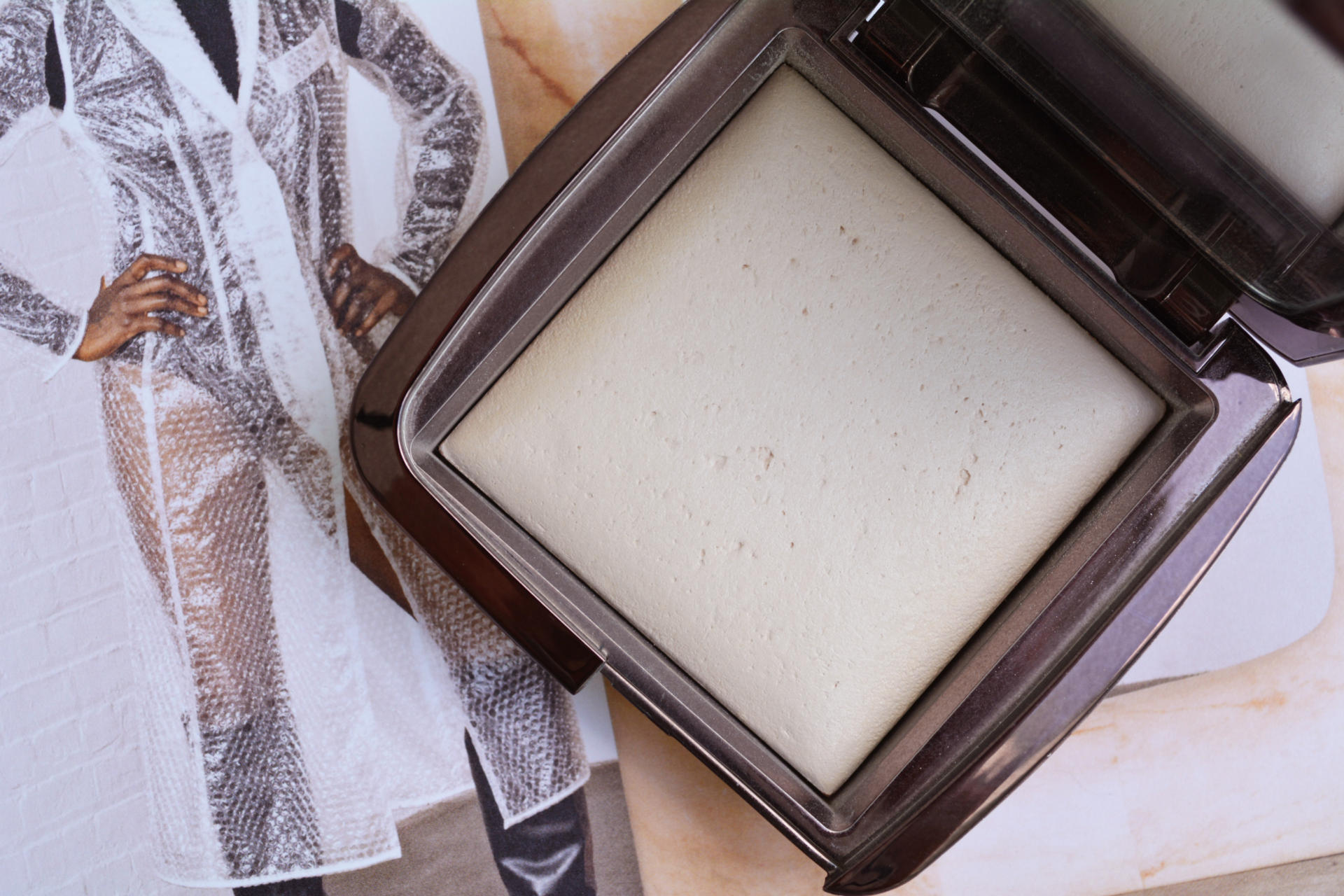 Hourglass Ambient Lighting Powder Ethereal Light